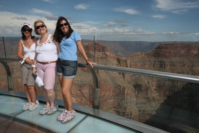 Eu e minhas irmãs no Fragoso Alcantil. Estamos no cantinho porque não tive coragem de pisar no vidro. 
